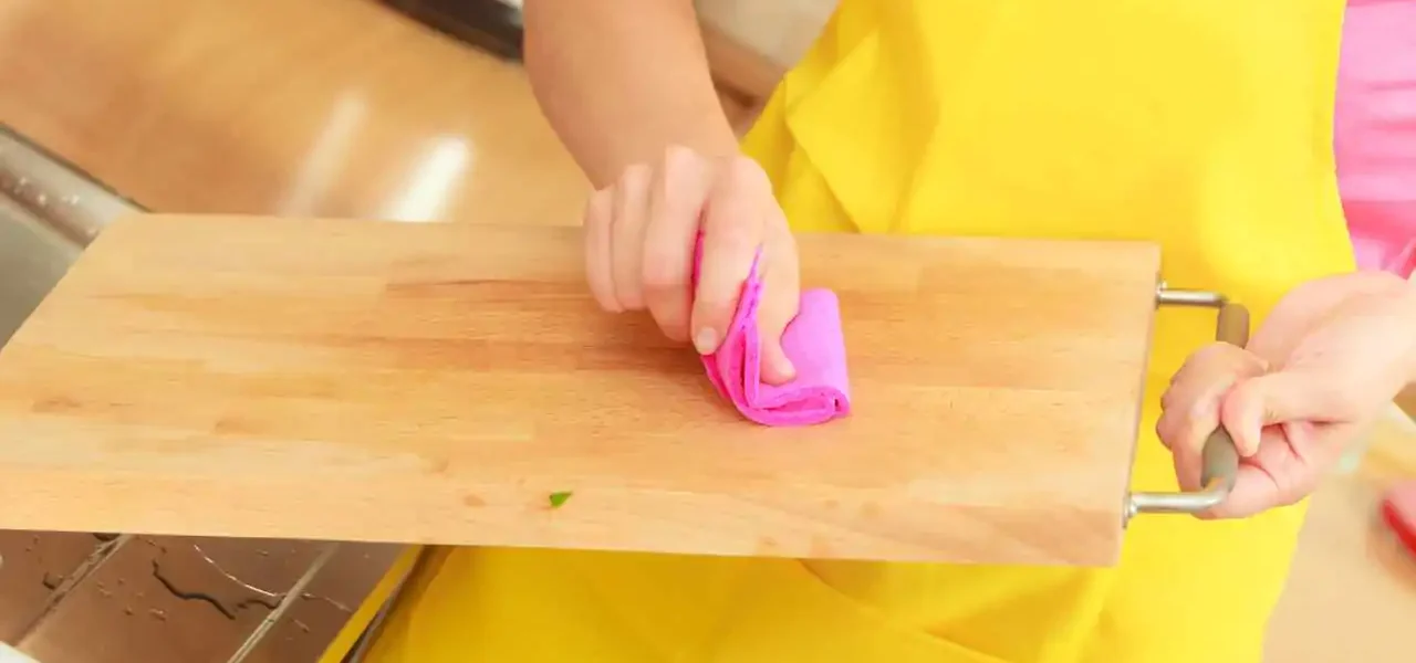 Tablas de cortar: cómo limpiarlas adecuadamente dependiendo del material