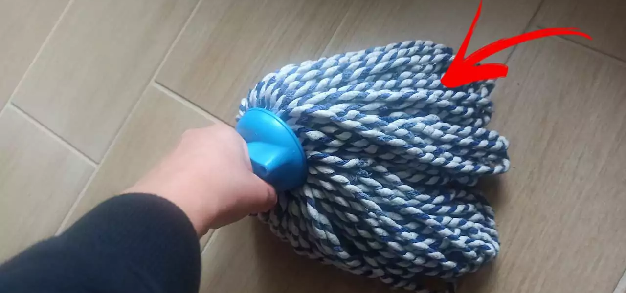 Nunca debe olvidarse de limpiar y desinfectar la fregona: muchos hoteleros utilizan este método.