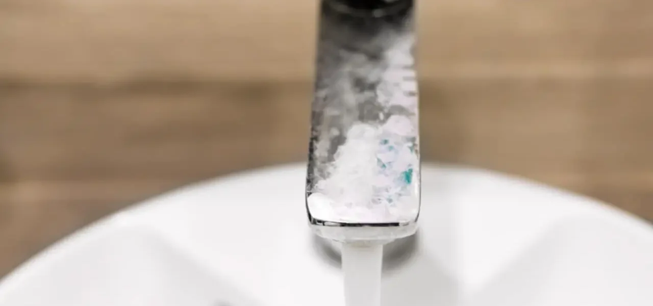 Manchas de agua dura: qué son y cómo deshacerse de ella
