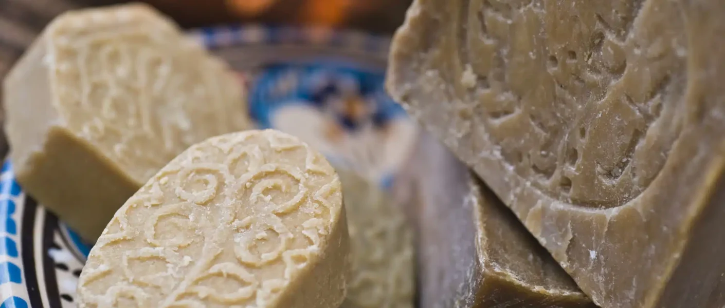 Incluso mejor que el jabón de Marsella y el jabón negro. Lavar, lavar la ropa, alicatar… ¡Este jabón milenario lo hace todo en el hogar!