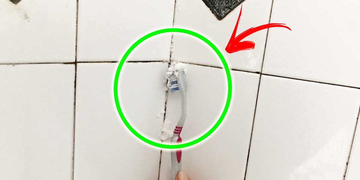 ¿Cómo puedo blanquear las juntas de los azulejos de mosaico de la ducha?