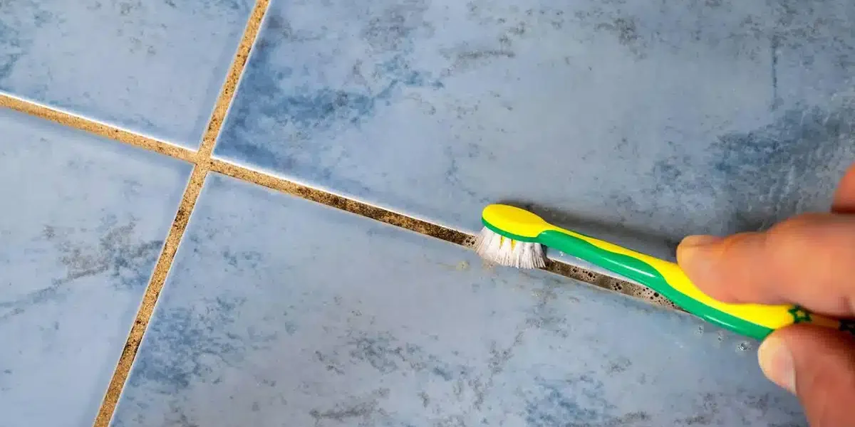 Despídete de la lechada negra: este truco casero hará que tus azulejos vuelvan a brillar