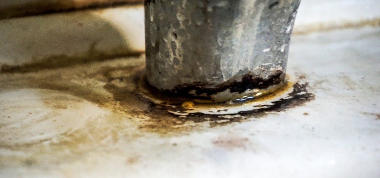 Cómo quitar las manchas negras del baño