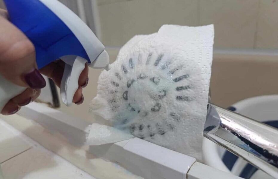 Cómo eliminar la cal del cabezal de la ducha con el método del papel de cocina