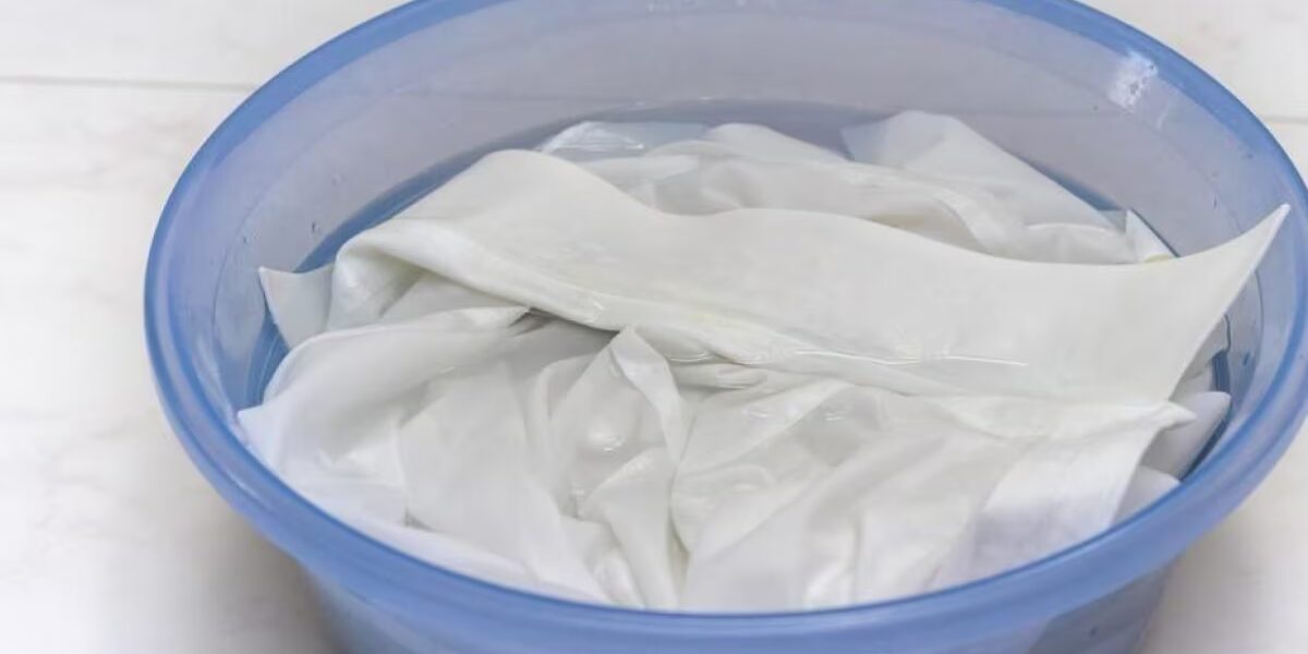 2 trucos simples para eliminar permanentemente las manchas de lejía en la ropa