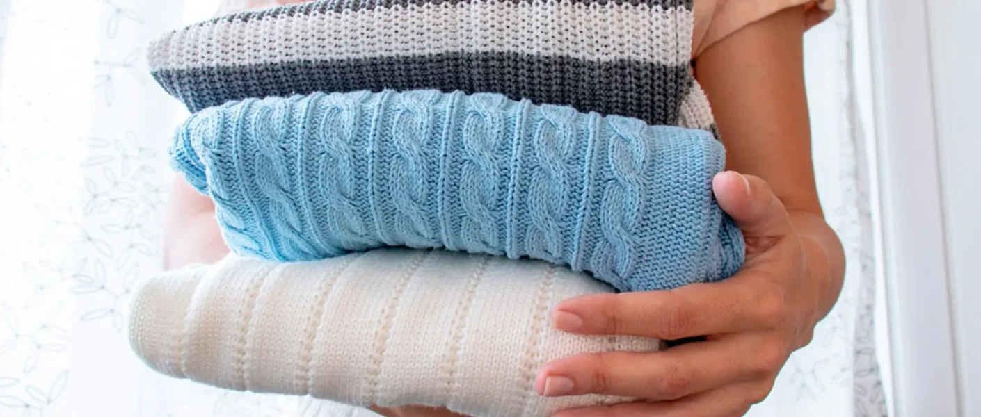 Cómo quitar las bolitas y pelusas de la ropa: trucos que sí funcionan