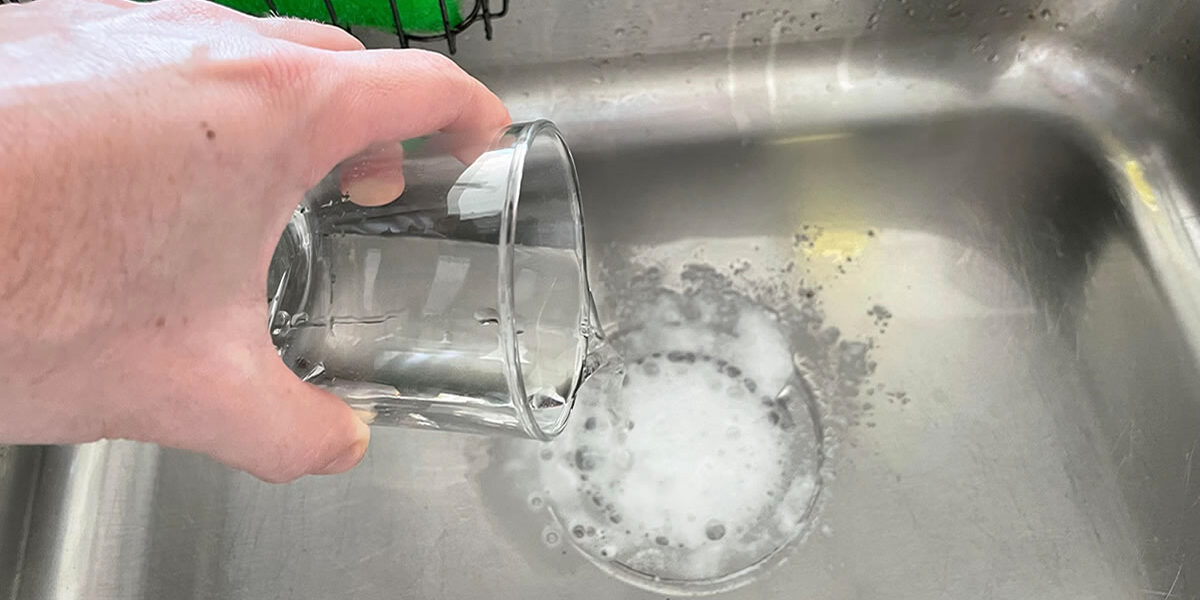 El truco más eficaz para desatascar un desagüe en 1 minuto