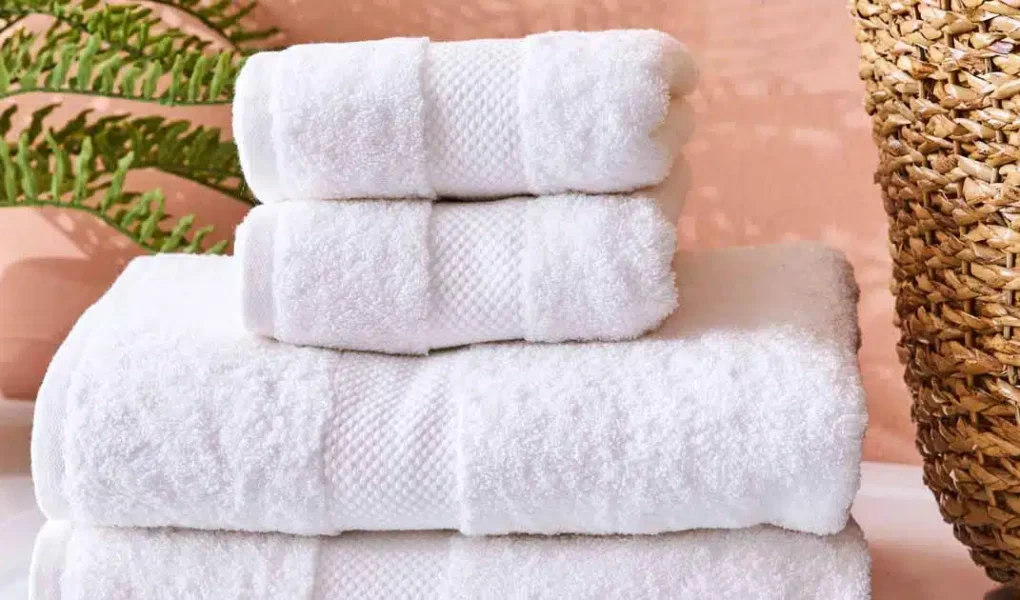 Sin lejía ni bicarbonato, aquí tienes un truco natural para blanquear paños y toallas amarillentos.