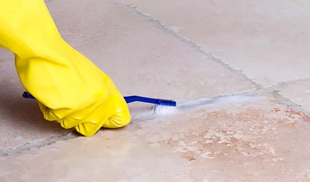 Juntas de baldosas ennegrecidas: el truco de la abuela para limpiarlas sin esfuerzo