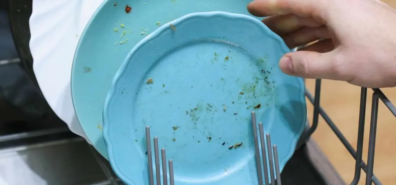 ¿El lavavajillas siempre deja los platos sucios? Estas podrían ser las razones