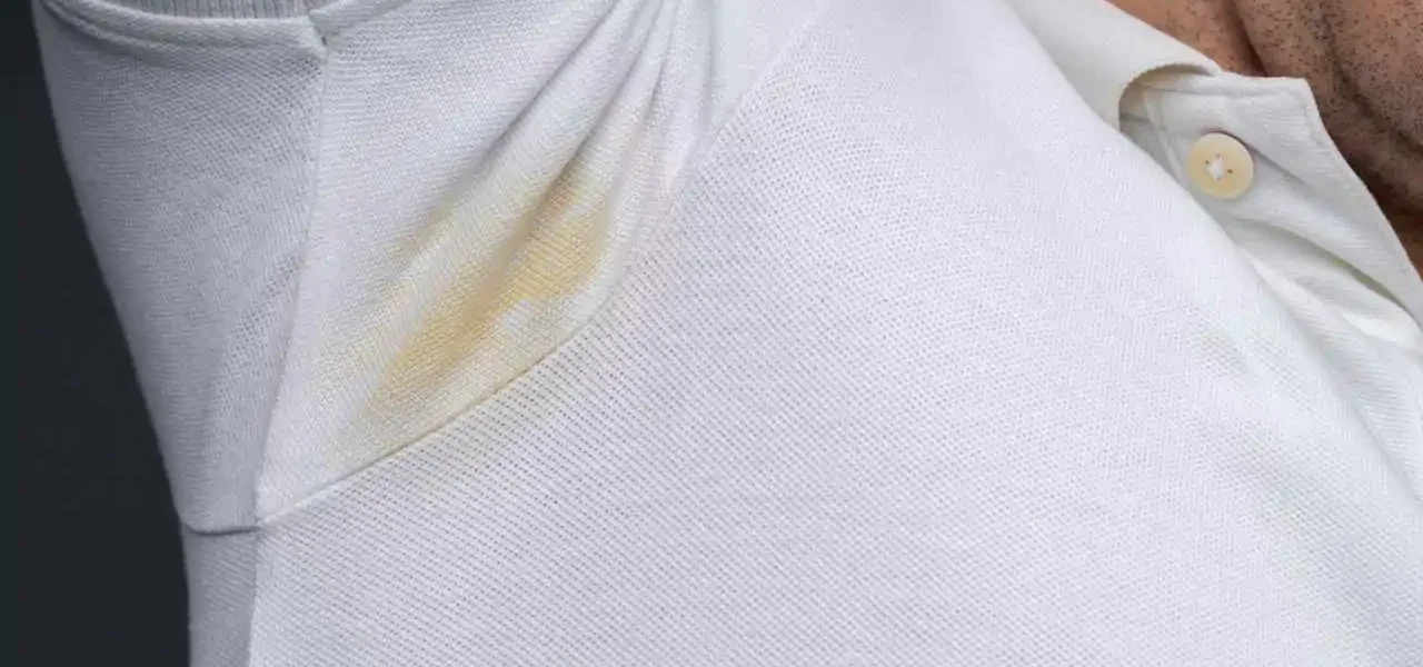 5 maneras de eliminar las manchas de desodorante de la ropa