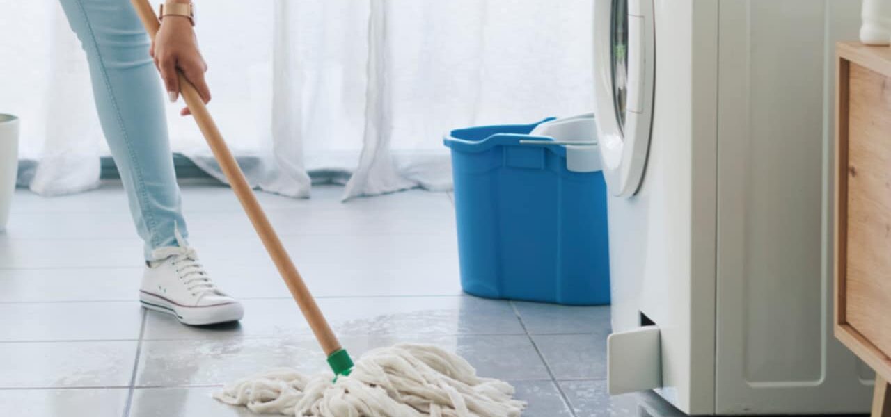 La lavadora pierde agua por debajo? Causas y remedios