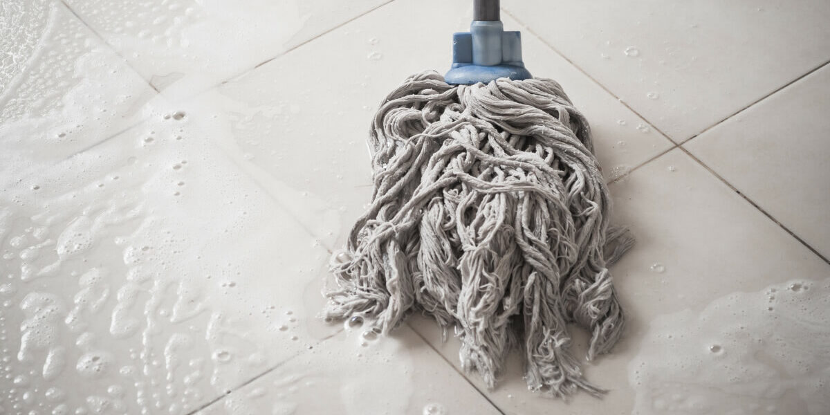 El bicarbonato limpia y abrillanta las baldosas con una sola pasada: úsalo así.