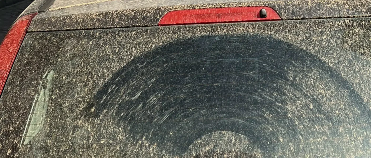 ¿Coche cubierto de arena del Sáhara? Éste es el error que no debes cometer al limpiar la carrocería (¡arañazos garantizados!)