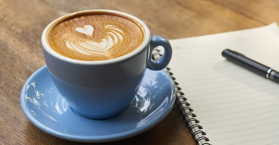 El aroma del café estimula el cerebro y mejora los procesos cognitivos.