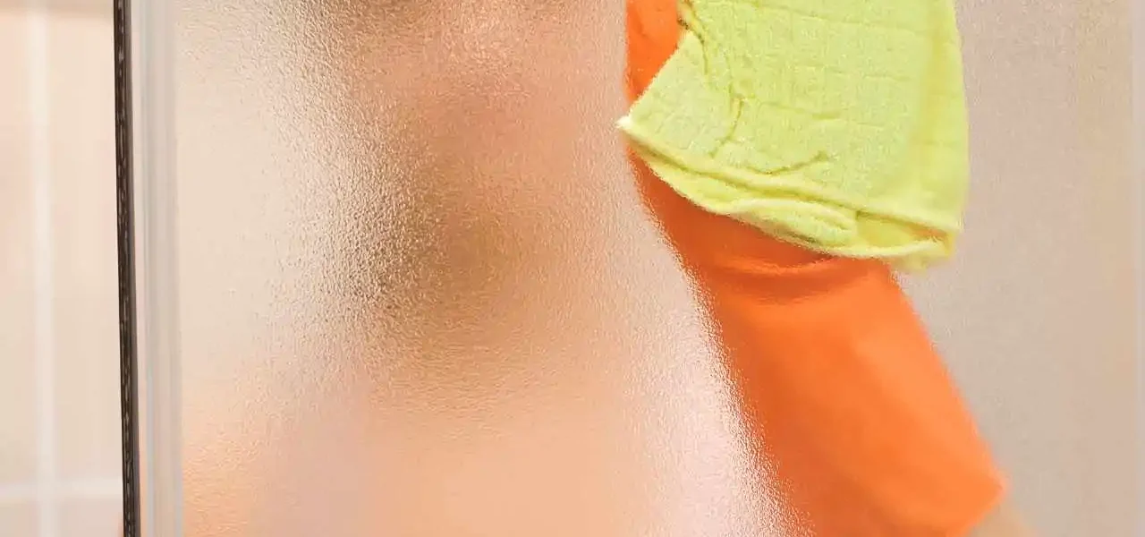 Cabina de ducha de plástico: hazlo para que quede brillante