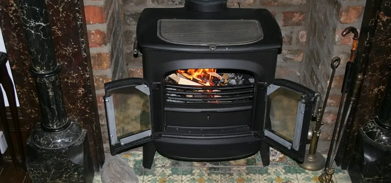 ¿Estufa de leña o chimenea? ¿Cuál calienta más y consume menos?