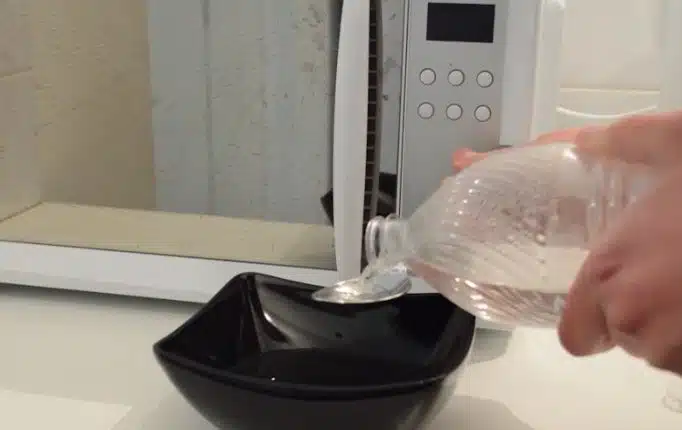 Una técnica sencilla y sin esfuerzo para limpiar el microondas