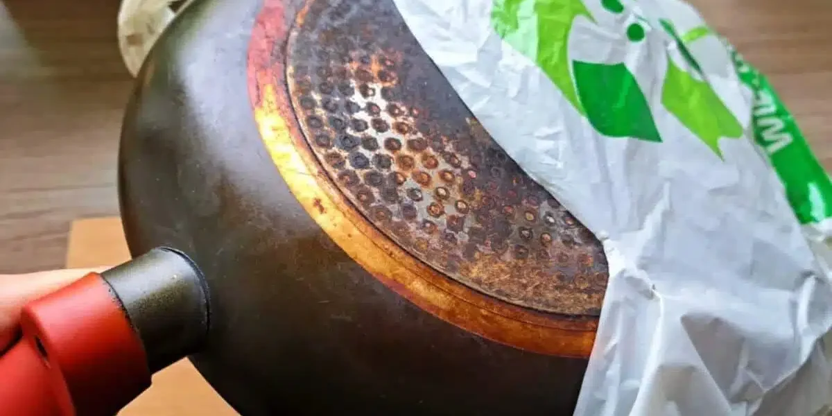 Introduce una sartén atascada en una bolsa de plástico: los restos quemados se desprenderán rápidamente.