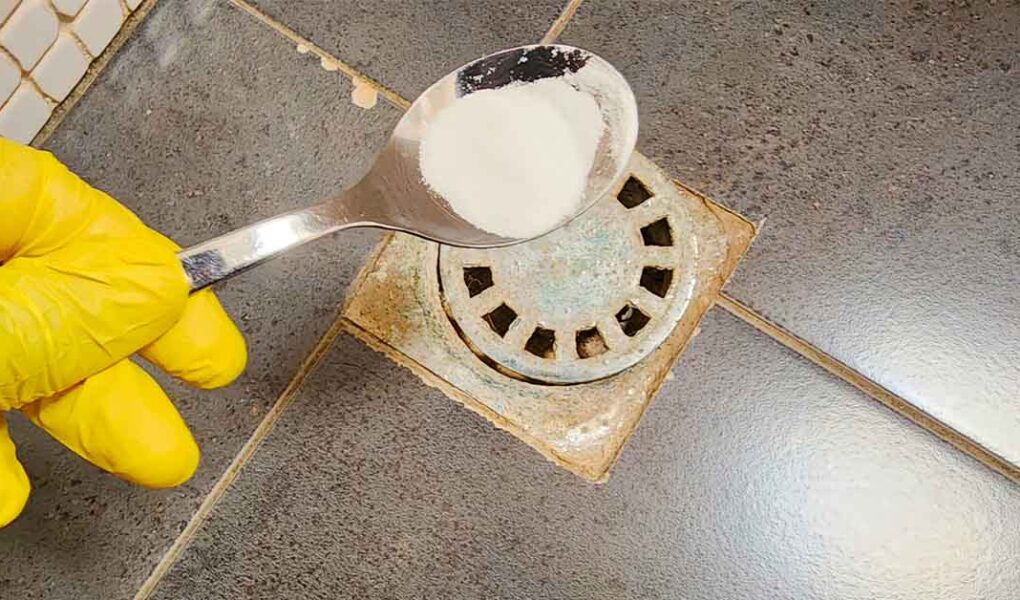 ¿Cómo se desatasca una ducha con bicarbonato?