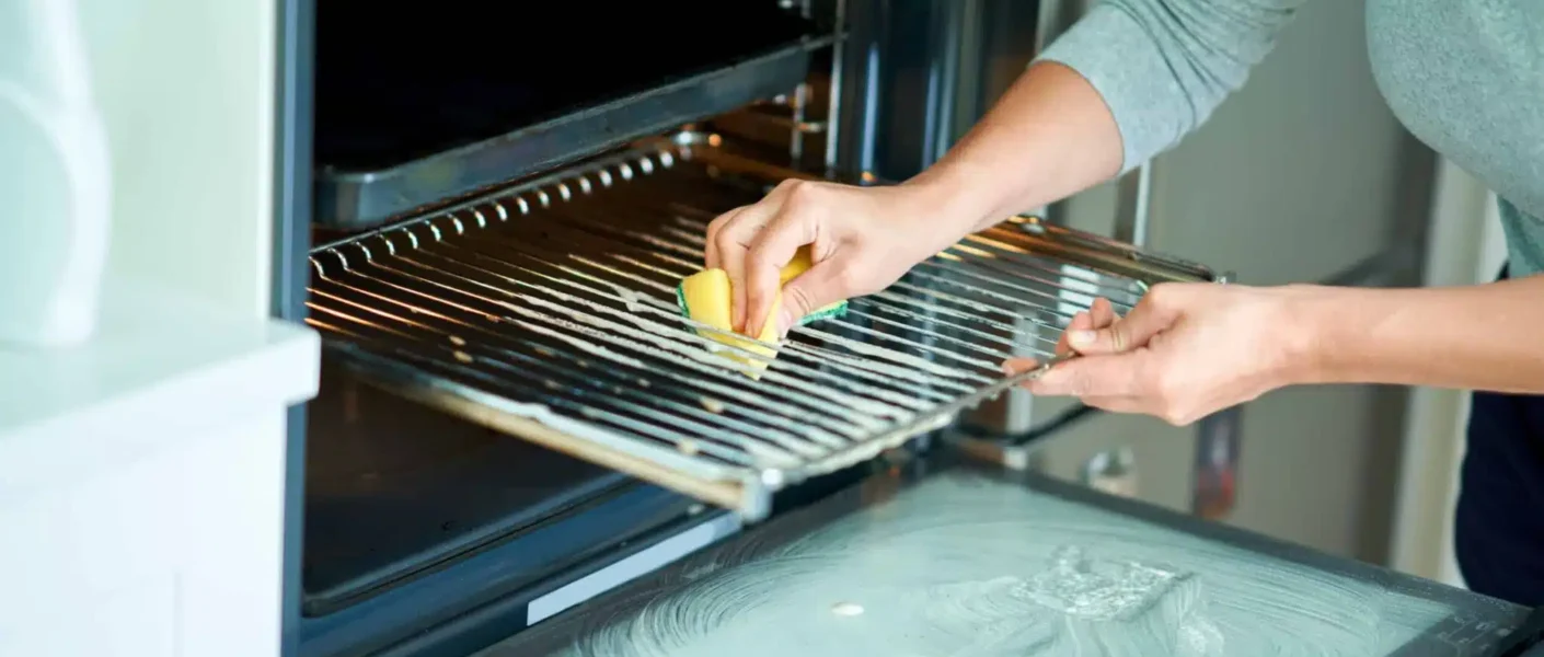 Limpia la puerta del horno sin esfuerzo con este sorprendente truco