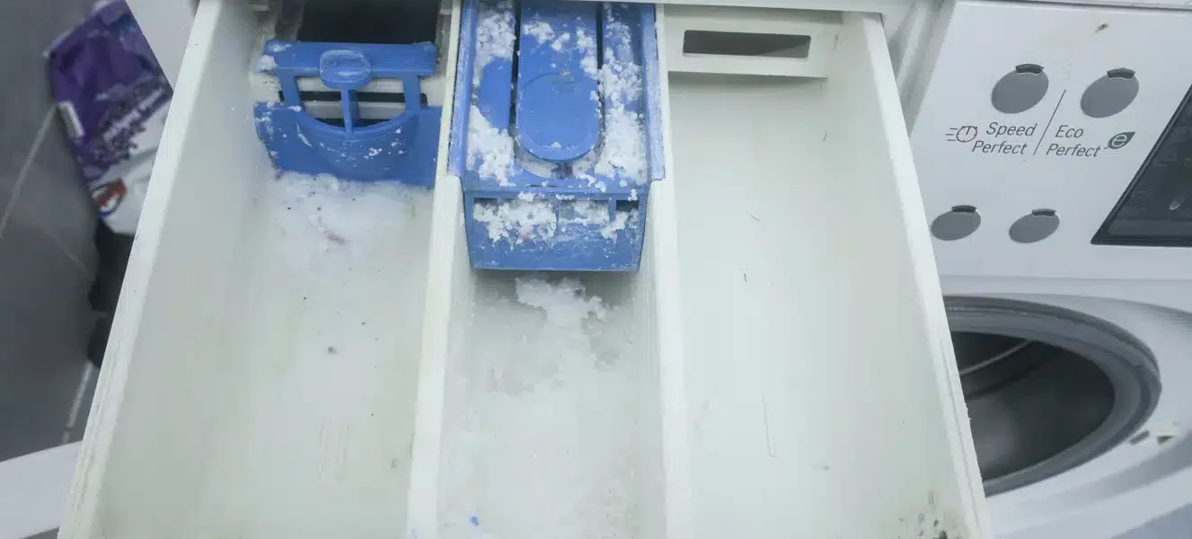 Descubra cómo limpiar un depósito de detergente muy sucio