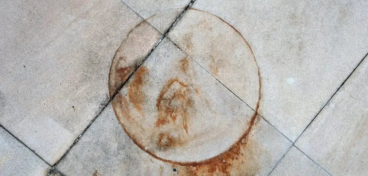 Cómo quitar una mancha de óxido en los azulejos