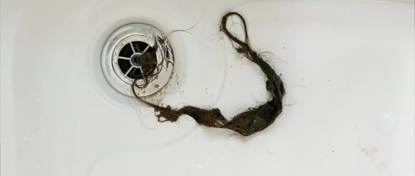 Adiós a los pelos en las tuberías: estos consejos antiatascos que el fontanero no quiere que conozcas