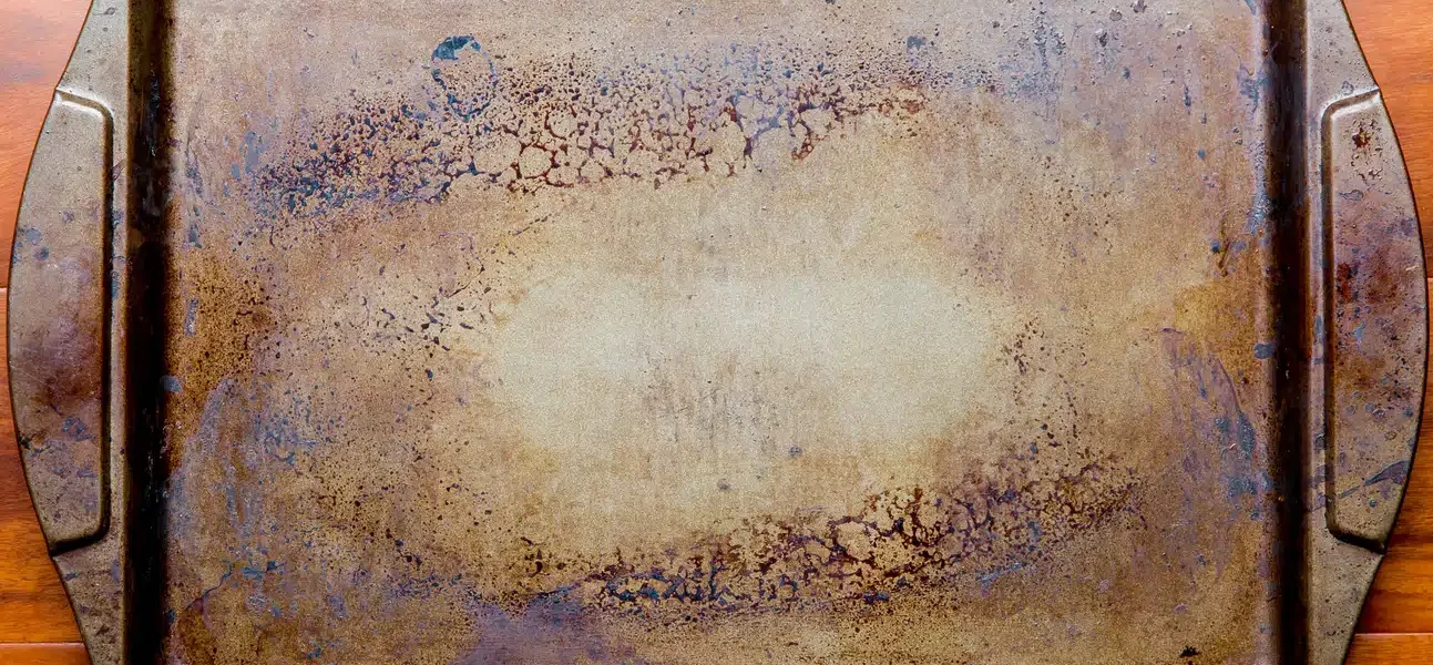 5 trucos para limpiar las bandejas del horno muy sucias