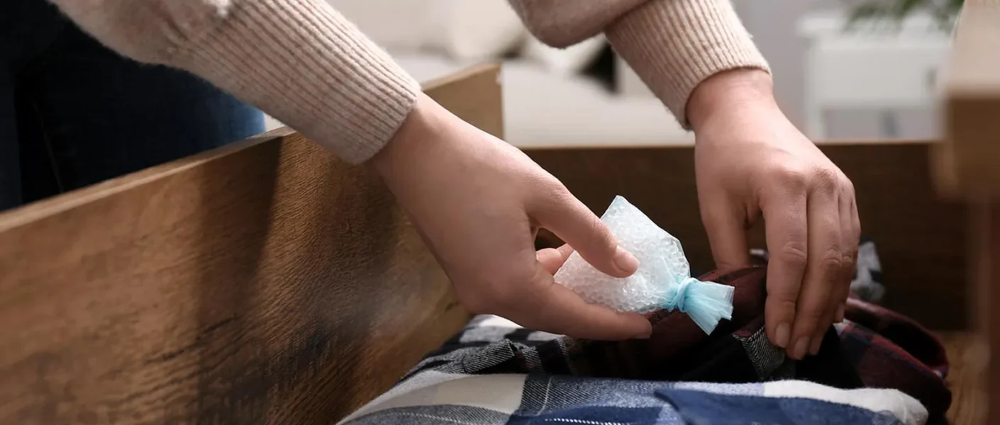 Cómo evitar humedades en los armarios, vestidores y cajones