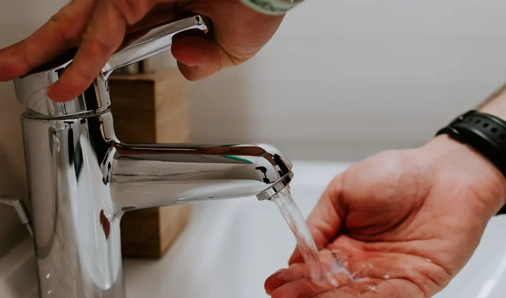 ¿Cómo puedo aumentar la presión del agua en los grifos y en la ducha?