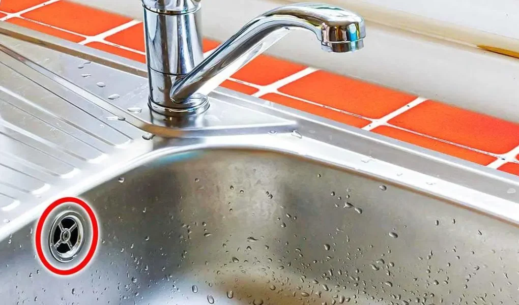 ¿Para qué sirve el segundo orificio del lavabo?