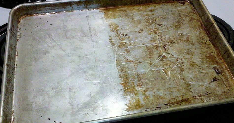 No tires las bandejas de horno viejas. Dos maneras de limpiarlas y dejarlas como nuevas.