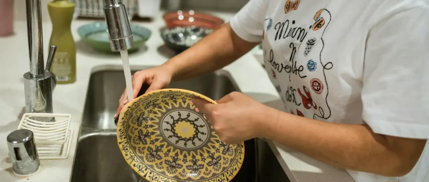Lavavajillas o lavado a mano: ¡el simple error que todos cometemos después de las comidas y que supone un enorme derroche de dinero!