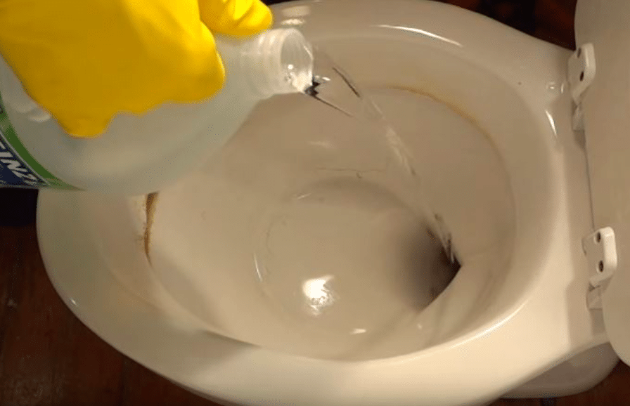 Despídete de las manchas de agua dura en el inodoro con este truco