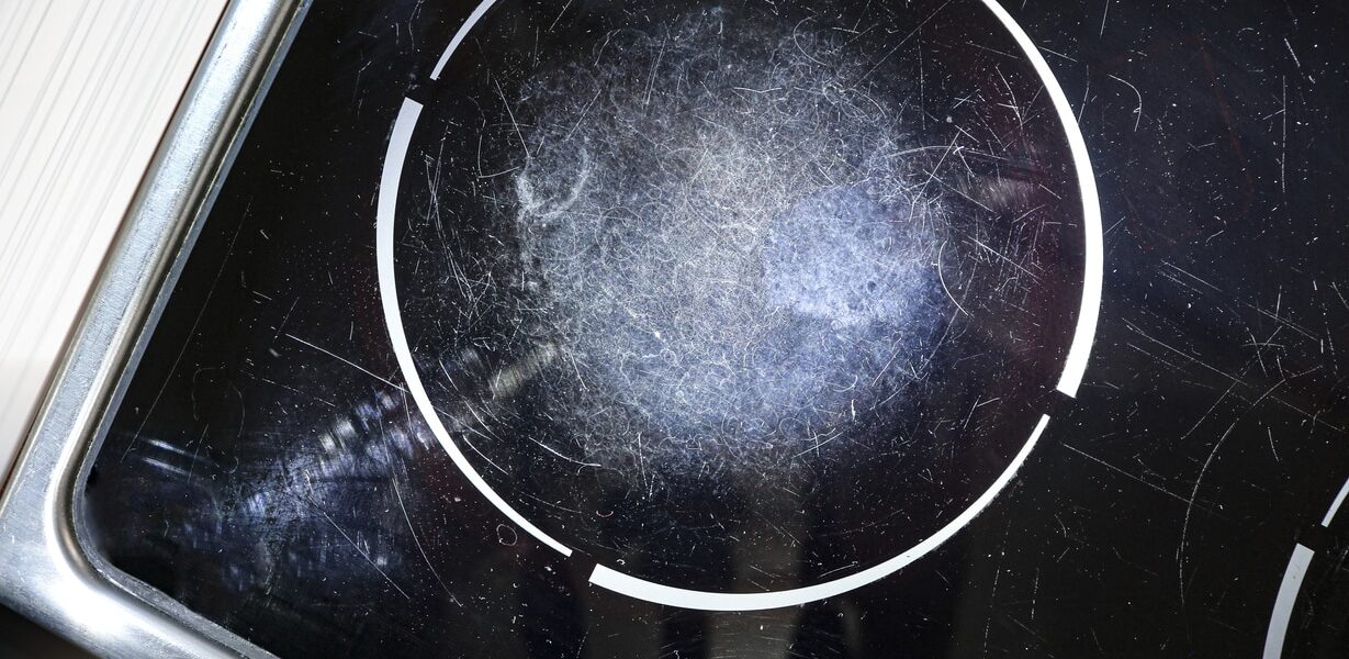¿Cómo eliminar los arañazos de una placa de inducción? ¡Aquí tienes 6 consejos!