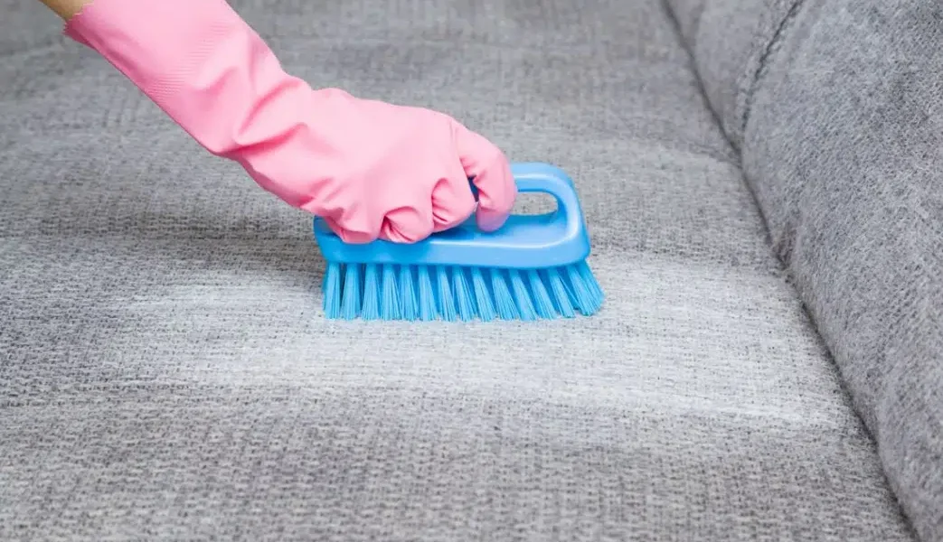 ¿Cómo se quitan las manchas de un sofá (tela, piel, etc.)?