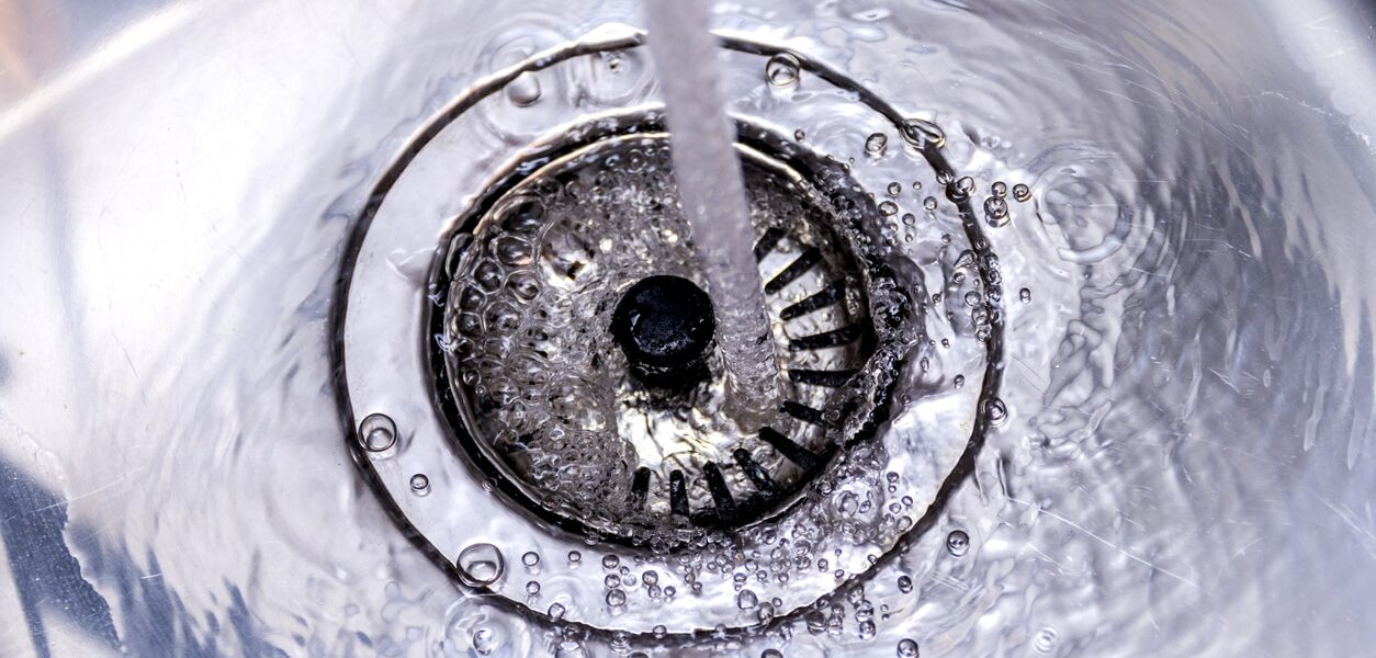 ¿Cómo puede mantener el fregadero de su cocina libre de atascos?