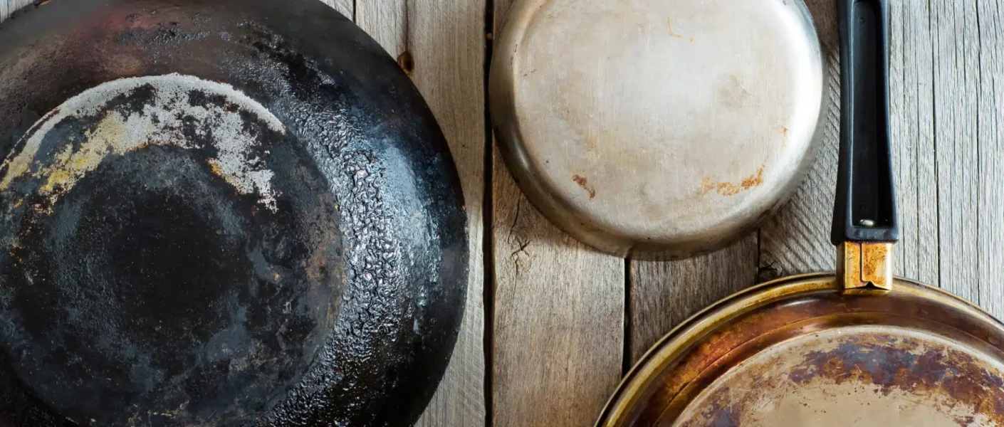 ¿No consigues deshacerte de una sartén o un cazo quemados? Estos prácticos consejos harán que tus utensilios vuelvan a estar como nuevos.