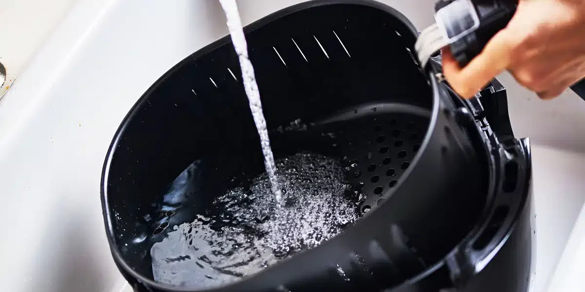 Freidora de aire: cómo limpiarla sin dañarla