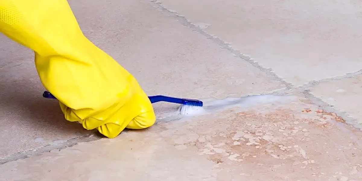 Juntas de azulejos ennegrecidas: el truco de la abuela para limpiarlas sin esfuerzo