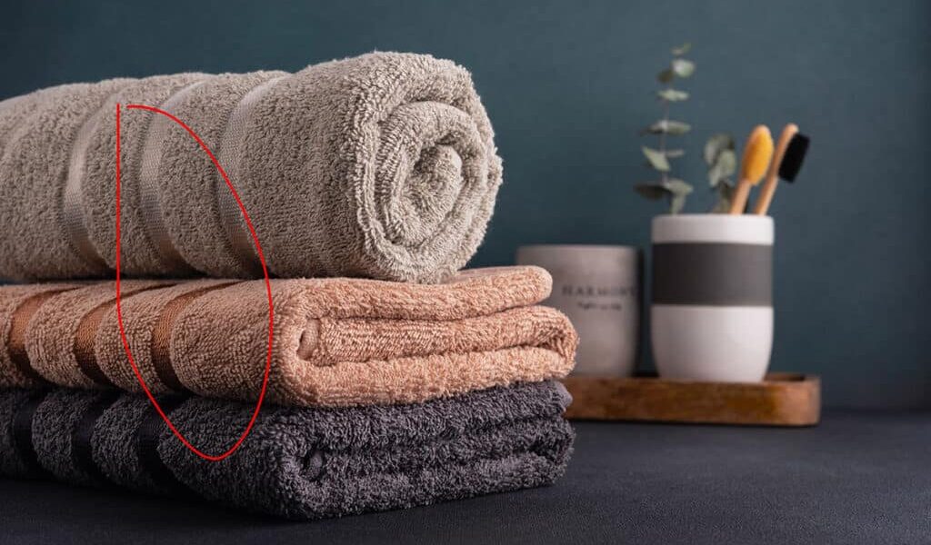 Las toallas de baño a menudo tienen un borde de tela en forma de tira. ¿Cuál es su utilidad?