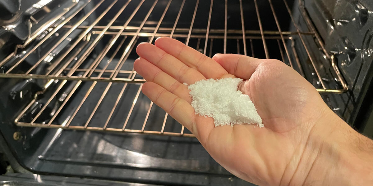 ¿Cómo eliminar el aceite quemado del horno sin esfuerzo y sin usar productos químicos?