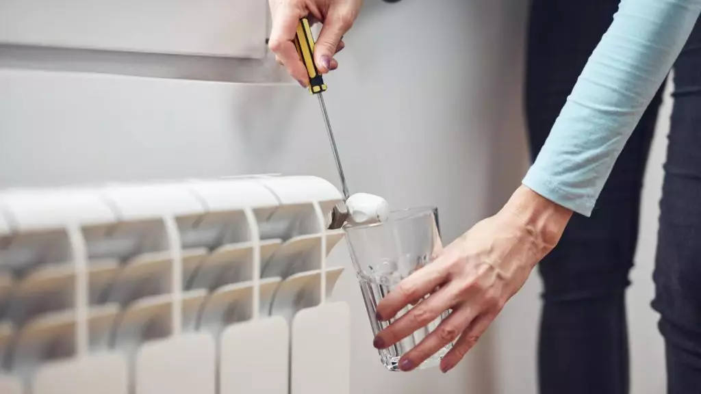 Cómo purgar un radiador de calefacción paso a paso