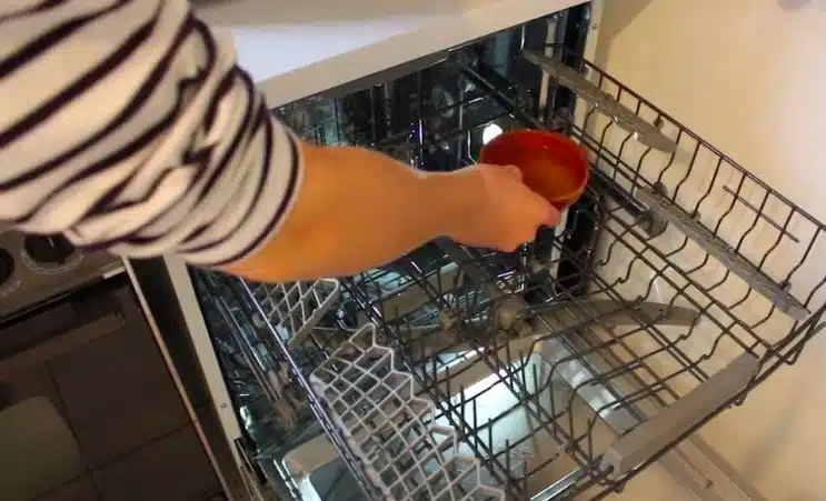 Un lavavajillas más limpio en tres pasos y dos productos