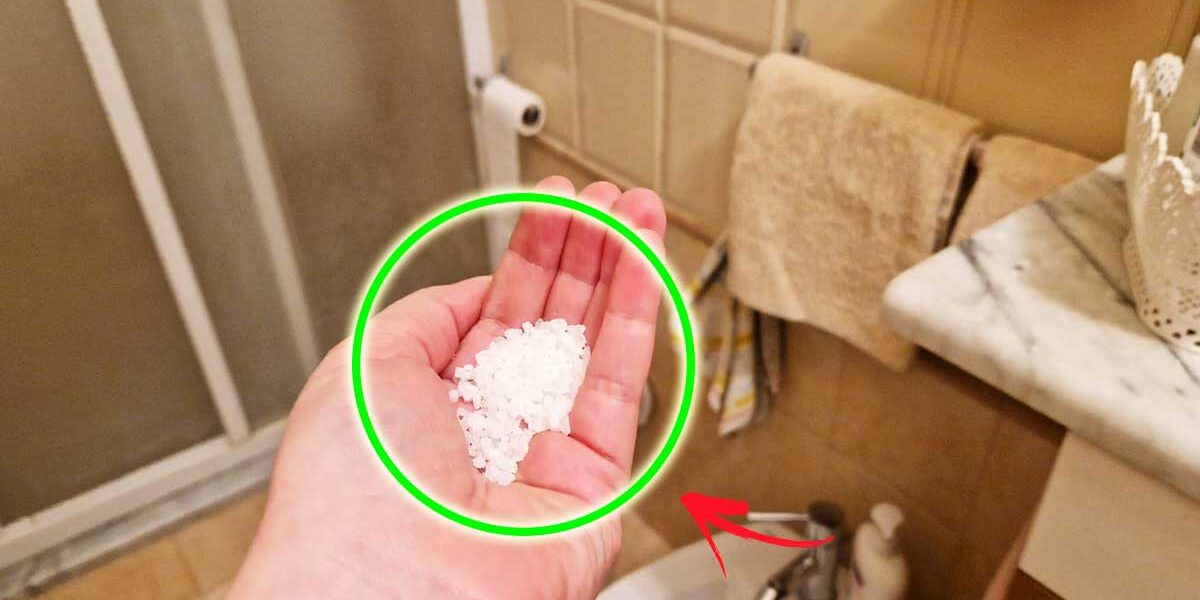 Cómo utilizar una taza de sal gema como remedio para el baño