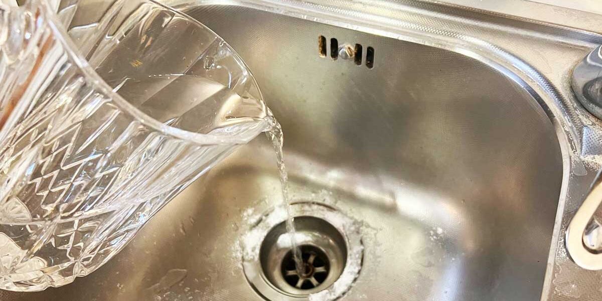 Cómo desatascar un desagüe de fregadero atascado