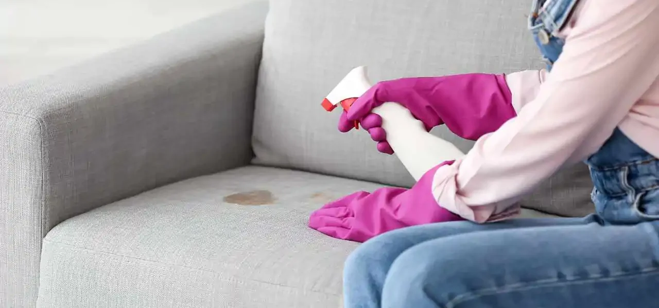 ¿Manchas de aceite en el sofá de tela? Te digo cómo eliminarlas.