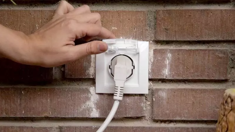 Cómo instalar un enchufe de exterior paso a paso