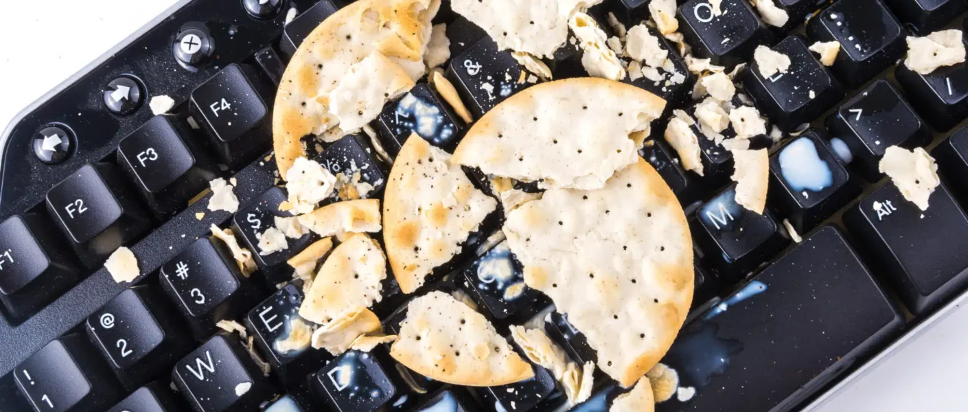El teclado del ordenador está más sucio que el baño: el método infalible para limpiar cada rincón sin dañarlo